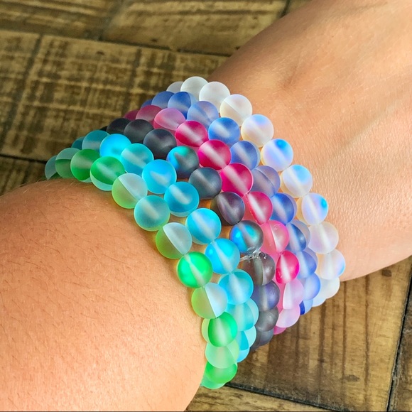 8mm Clear Mystic Glass Bead Stretch Bracelet - Picture 4 of 4